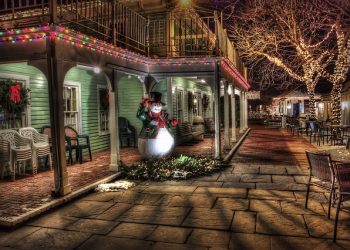 The benefits of holiday decorations for your business