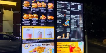Digital Menu Display Screens: Streamlining Operations and Enhancing Efficiency