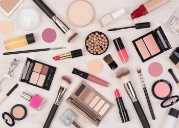 From Virtual Try-Ons to Endless Selections: The Unmatched Benefits of Purchasing Cosmetics Online