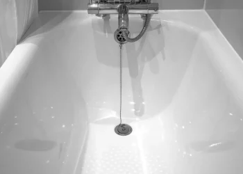 Top Reasons to Use Professionals for Bath Tub Chip Repair