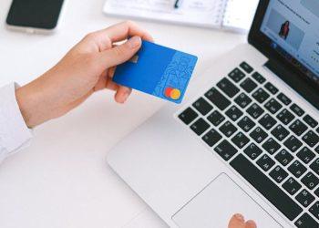 How Technology is Changing the Holiday Shopping Experience: The Future of E-Commerce