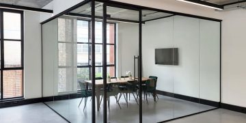 The Advantages of Glass Partitions in Creating a Contemporary Workplace